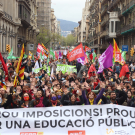 Diverses persones es manifesten a la Via Laietana en el cinquè dia de vaga educativa.