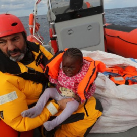 Óscar Camps, durante un rescate en el Mediterráneo / Yannis Behrakis - REUTERS