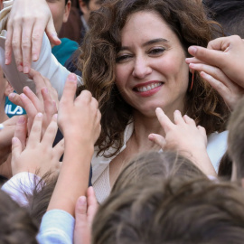 La presidenta de la Comunidad de Madrid, Isabel Díaz Ayuso, se despide de los alumnos a su salida del colegio bilingüe San Agustín Los Negrales de Guadarrama, a 11 de noviembre de 2022, en Guadarrama, Madrid (España).