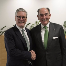 El primer ministro británico, Keir Starmer, con el presidente de Iberdrola, Ignacio Sánchez Galán.