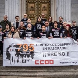 Trabajadores de MasOrange, en el Congreso después de un encuentro con diputados de Sumar, Podemos, BNG y Bildu.