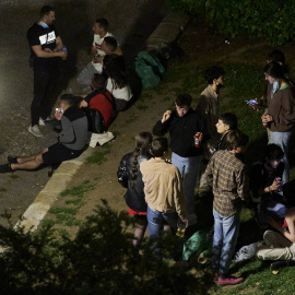 Cientos de jóvenes se concentran haciendo botellón en Madrid, muchos sin mascarilla y sin respetar la distancia