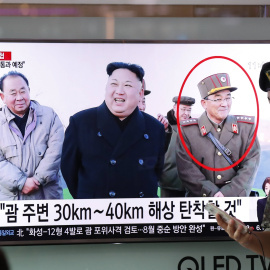 Un soldado surcoreano observa la transmisión de un noticiero reportando sobre Corea del Norte en una estación en Seúl (Corea del Sur). EFE/JEON HEON-KYUN