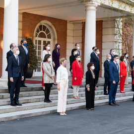 Foto de familia del Gobierno con las recién nombradas vicepresidenta segunda y ministra de Asuntos Económicos y Transformación Digital, Nadia Calviño, la vicepresidenta tercera y ministra de Trabajo y Economía Social, Yolanda Díaz, y la nueva minist