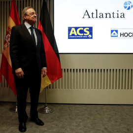 Foto de archivo del presidente de ACS, Florentino Perez, junto a los logos de su empresa, de la italiana Atlantia, y de su filial alemana, Hochtief, en la presentación de su alianza para adquirir Abertis, en marzo de 2018. REUTERS/Juan Medina