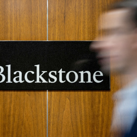 El logo del fondo Blackstone en su sede en Nueva York. REUTERS/Jeenah Moon