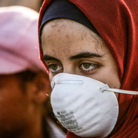 Una mujer con una máscara de gas durante la protesta de mujeres palestinas en Gaza. MAHMUD HAMS / AFP