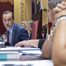 El presidente del Parlament balear, Gabriel Le Senne (Vox), exige a las diputadas socialistas Mercedes Garrido y Pilar Costa que se quiten las camisetas con retratos de tres republicanas asesinadas en 1937.