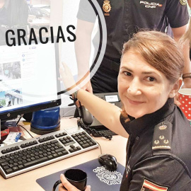 Carolina González, la 'community manager' de la Policía que ha fichado Pedro Sánchez, en la foto que han colgado sus compañeros en la cuenta de Twitter de la Policía. (@Policía | Twitter)