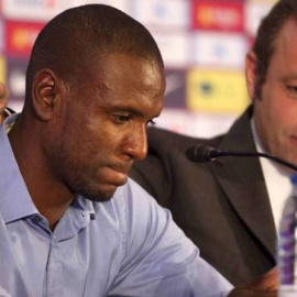 Abidal y Rosell, el día que anunciaron que el jugador o seguiría en el Barcelona. (EFE | ARCHIVO)