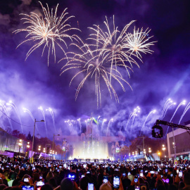 01/01/2023 - Focs artificials a l'Avinguda Maria Cristina de Barcelona per donar la benvinguda al 2023.