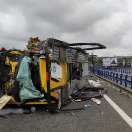 17/10/2022 - Un camió accidentat a l'AP-7 a l'altura del Montsià, en un imatge d'octubre del 2022.