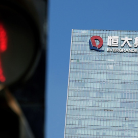 Un semáforo en rojo cerca del edificio donde tiene su sede el grupo chino Evergrande, en la localidad de Shenzhen, en la provincia de Guangdong. REUTERS/Aly Song