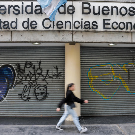 10/10/2024 - Fotografía de una entrada de la Universidad de Buenos Aires, cerrada durante una huelga este jueves en Buenos Aires (Argentina).