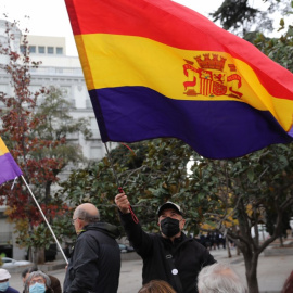 Un hombre ondea una bandera republicana en una manifestación por las víctimas del franquismo, frente al Congreso de los Diputados.- Isabel Infantes / Europa Press