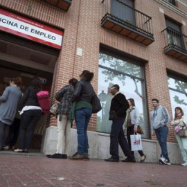 Un grupo de personas hacen cola en un a oficina del INEM en Alcalá de Henares (Madrid). EFE/Archivo