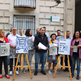 Portavoces y miembros de IU, este lunes durante la presentación de la campaña, en Málaga.