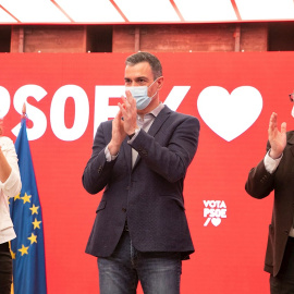 El candidato del PSOE a la Comunidad de Madrid, Ángel Gabilondo, la número cinco de la candidatura, Irene Lozano, y el presidente del Gobierno, Pedro Sánchez, durante un acto electoral semipresencial en la sede del partido en la calle Ferraz de Madrid.