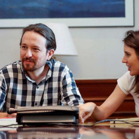 El secretario general de Podemos, Pablo Iglesias, y la portavoz de la formación, Irene Montero, en una reunión en el Congreso. (EMILIO NARANJO | EFE)