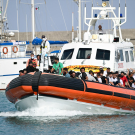 Barco con migrantes llegando a las costas de Italia en julio de 2024.