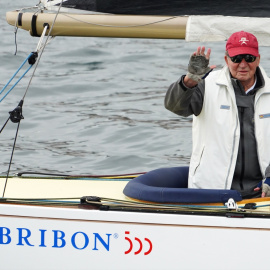 El rey emérito Juan Carlos I a bordo del Bribón en su visita a Sanxenxo, a 23 de mayo de 2022.