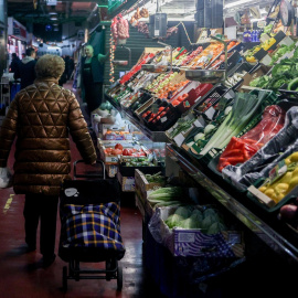 Una mujer compra en Madrid. Imagen de archivo.