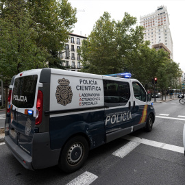 Un furgón de la Policía Científica en el lugar donde han encontrado el cuerpo de la mujer en Madrid.