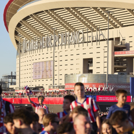 Decenas de aficionados en las inmediaciones del Estadio Cívitas Metropolitano, a 29 de septiembre de 2024, en Madrid (España).