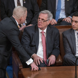 El líder republicano de la Cámara Kevin McCarthy conversa con el representante republicano electo de Nueva Jersey Jefferson Van Drew