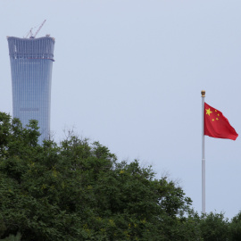 La bandera de China ondea en la Plaza de Tiananmen, en Beijin./REUTERS