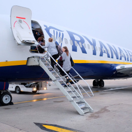 Varios pasajeros embarcan en un avión de Ryanair en el aeropuerto londinense de Stansted. REUTERS/Hannah McKay