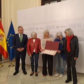 El ministro Ángel Víctor Torres, junto a las hermanas de Salvador Puig Antich.