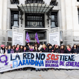 Las mujeres de la Red de Violencia de Género frente al Ayuntamiento de Madrid en una protesta.