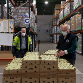 Un grupo de voluntarios realiza su trabajo en los almacenes del Banco de los Alimentos en Barcelona.