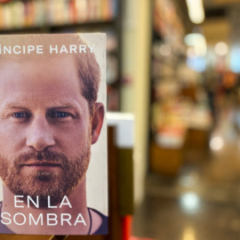 6/1/23 Un ejemplar de la biografía del príncipe Harry, en una librería de Barcelona.