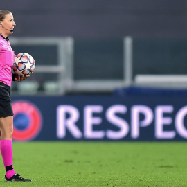 La árbitra francesa Stéphanie Frappart durante el Juventus-Dinamo de Kiev de la Liga de Campeones masculina.