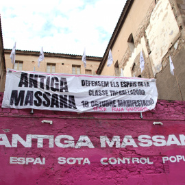 L'antiga Massana amb cartells reivindicatius