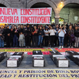 Ataúdes y pancartas en Huamanga, capital del Departamento de Ayacucho, para denunciar los muertos durante las protestas contra el Gobierno de por Dina Boluarte en Perú.