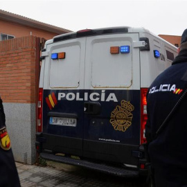 El furgón policial que ha trasladado a los tres jugadores de la Arandina Club de Fútbol acusados de un delito de agresión sexual contra una menor de 15 años, a su llegada a los juzgados de Aranda de Duero. | PACO SANTAMARÍA (EFE)