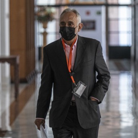 El exdirector de la Fundación Andaluza Fondo de Formación y Empleo (Faffe), Fernando Villén (c), a su llegada a la comisión de investigación sobre la actividad de dicho ente constituida en el Parlamento andaluz. En Sevilla (Andalucía,España), a 16 