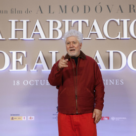 El cineasta Pedro Almodóvar posa para la prensa durante la presentación de su película “La habitación de al lado”, este miércoles en Madrid.