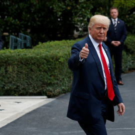 El presidente de EEUU, Donald Trump, hace un gesto a los fotógrafos al salir de la Casa Blanca, en Washington, para trasladarse a Nueva York. REUTERS/Jonathan Ernst