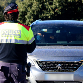 Un Agent Rural i un Mosso d'Esquadra aturant un vehicle que pretén entrar al Parc Natural del Montseny a través del Brull.