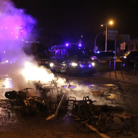 Motos cremades davant dels furgons dels Mossos d'Esquadra en el botellot del Bogatell d'aquest 26 de setembre.