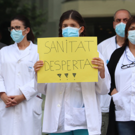 Una infermera amb una pancarta defensant la salut pública durant una mobilització davant la Delegació de la Generalitat a Girona.