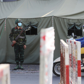 Un puesto de control militar durante el cierre en medio de la pandemia de la enfermedad del coronavirus (COVID-19) en Ho Chi Minh, Vietnam, el 23 de agosto de 2021.