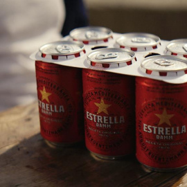 Latas de cerveza Estrella Damm agrupadas en el formato LatCub, de anillas de cartón biodegradable.