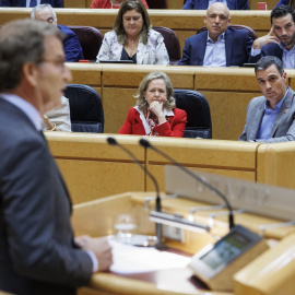 5/1/23 Nadia Calviño y Pedro Sánchez atienden a la intervención de Alberto Núñez Feijóo el pasado 18 de octubre en el Senado.