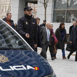 El president de la Generalitat Jordi Pujol acompanyat de la seva dona Marta Ferrusola i els seus advocats després de declarar davant el jutge de l'Audiència Nacional el 10 de febrer del 2016