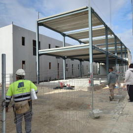 Los módulos de viviendas en construcción donde van a ser realojados los temporeros de las chabolas.